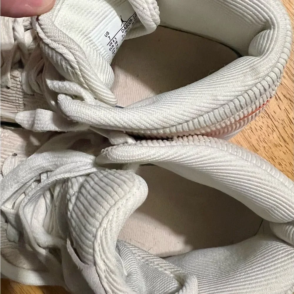 Women's Jordan 1 Mid SE "Corduroy" Sail/Orange-Orange Quartz - Picture 10 of 13